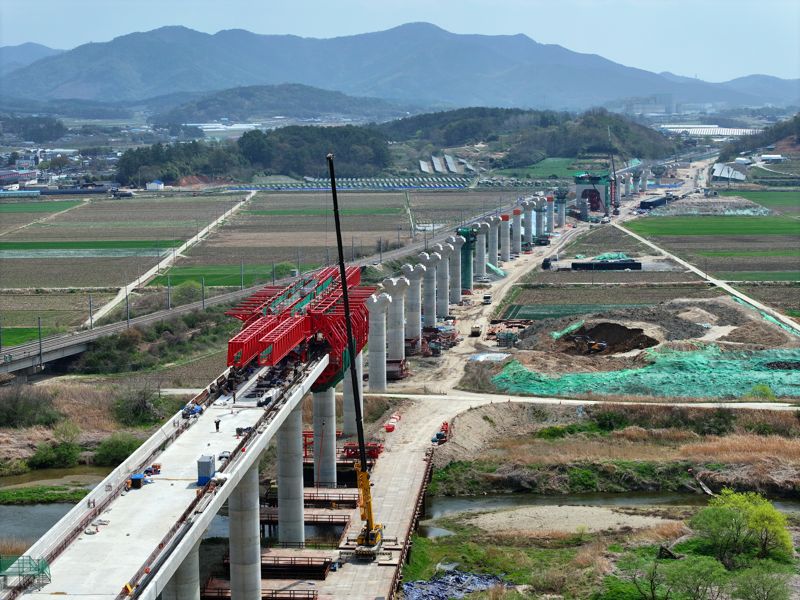 전남도는 내년 철도·공항 분야 사회간접자본(SOC) 국비 예산으로 7786억원을 확보해 전남과 전국을 2시간대 생활권으로 잇는 고속철도망 구축과 공항 안전 인프라 확충을 본격 추진한다고 30일 밝혔다.사진은 호남고