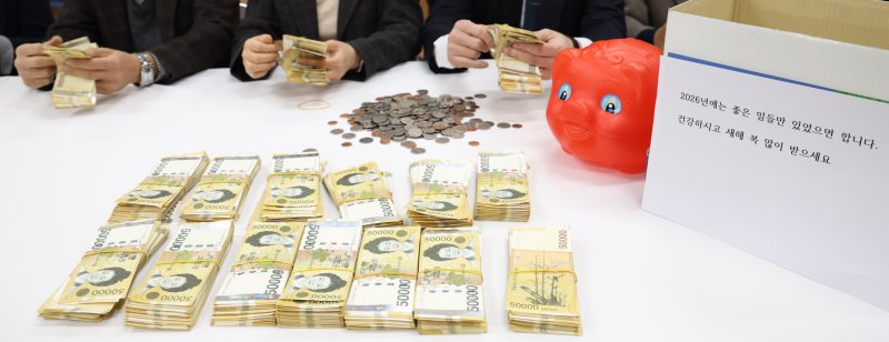 30일 전북 전주 노송동 주민센터에 얼굴없는천사가 두고 간 기부금과 편지.뉴스1