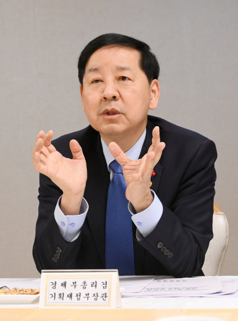 구윤철 부총리 겸 기획재정부 장관이 30일 서울 종로구 정부서울청사에서 열린 경제인문사회연구회(경인사연) 간담회에서 발언을 하고 있다.기획재정부 제공