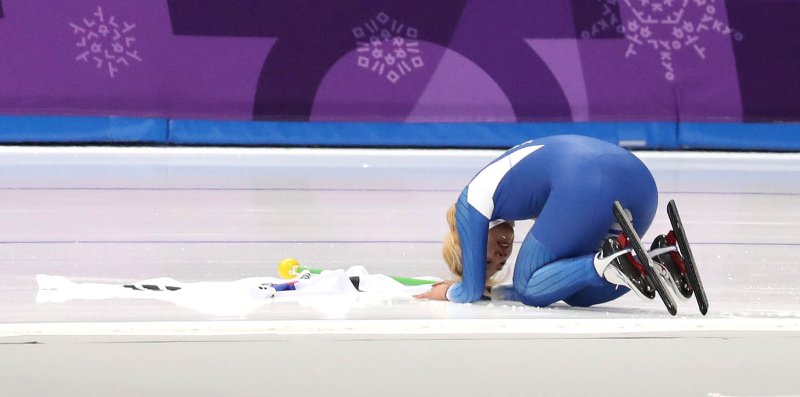 강원 강릉 스피드 스케이팅 경기장에서 열린 2018 평창 동계올림픽 스피드 스케이팅 여자 매스스타트 결승 경기. 은메달을 차지한 김보름이 큰절을 하고 있다.뉴스1