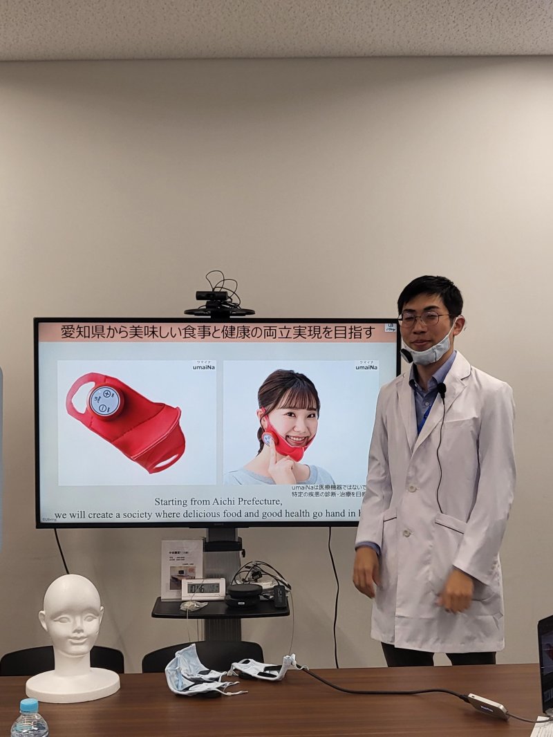 후쿠시마 타이키 유빙 최고경영자가 지난해 11월 20일 일본 아이치현 나고야시‘스테이션Ai’에서 전기 미각 기술이 적용된 마스크 제품인 '우마이나'를 소개하고 있다.