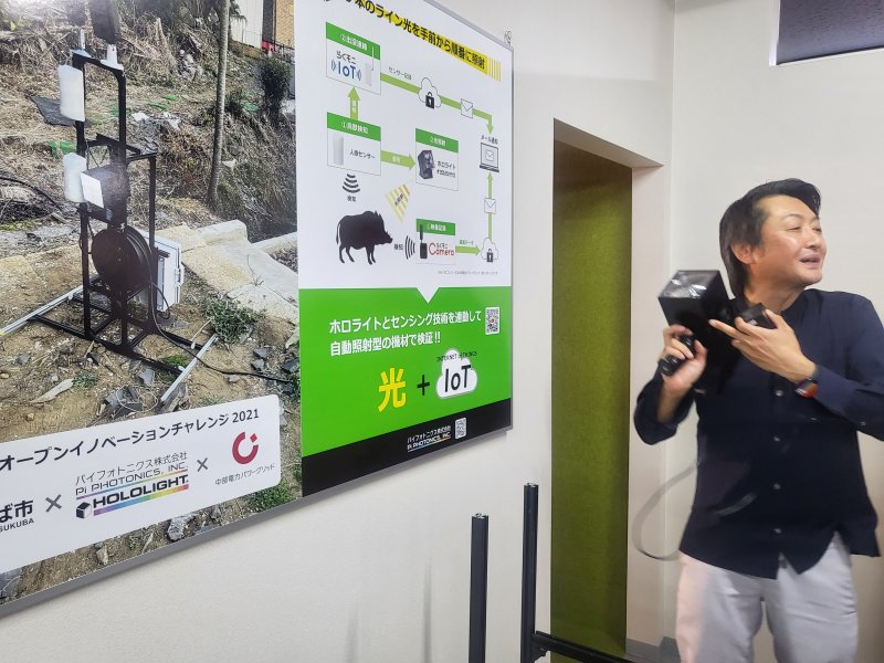 타카히로 이케다 파이포토닉스 최고경영자가 지난해 11월 21일 일본 시즈오카현 하마마쓰시에 위치한 본사에서 자사 제품을 소개하고 있다.