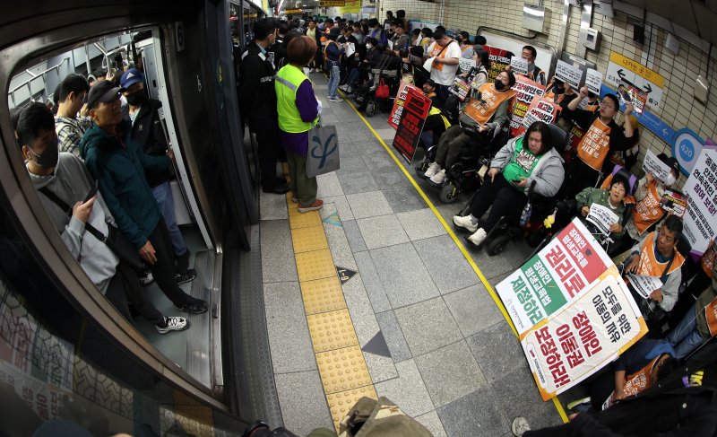 지난해 4월 21일 서울 지하철 4호선 혜화역 동대문 방면 승강장에서 열린 제62차 '출근길 지하철 탑니다' 시위 모습.뉴스1