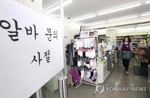 2018년 7월 15일 충남 당진시 한 편의점에서 점주가 상품을 운반하고 있다.연합뉴스