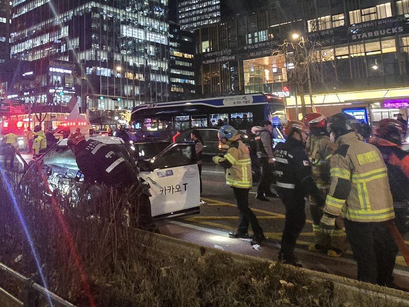 2일 오후 6시5분께 서울 지하철 1호선 종각역 인근에서 택시가 인도로 돌진해 횡단보도에서 신호 대기 중이던 시민들을 들이받는 사고가 발생했다.사진=서지윤 기자