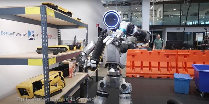 보스턴다이내믹스가 공개한 영상에서 아틀라스가 스팟 다리 부품을 들어 접는 동작을 구현하는 모습.보스턴 다이내믹스 유튜브 채널