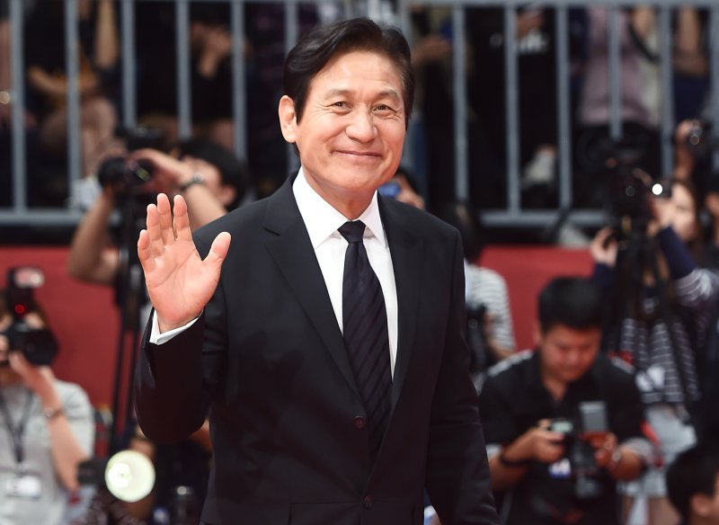 배우 안성기가 5일 서울 용산구 순천향대병원에서 향년 74세를 일기로 별세했다.사진은 2016년 제21회 부산국제영화제 개막식 레드카펫 행사에 참석하는 배우 안성기.뉴스1