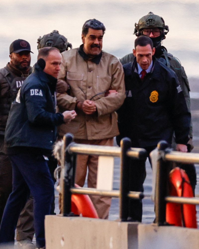 베네수엘라의 니콜라스 마두로 대통령(가운데)이 지난 5일(현지시간) 법원 출석을 위해 미국 뉴욕의 맨해튼 헬기 착륙장에 도착하고 있다.로이터연합뉴스