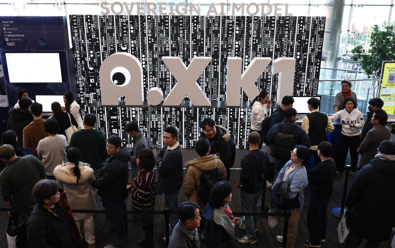지난해 12월 30일 서울 강남구 코엑스 오디토리움에서 열린 '독자 AI파운데이션 프로젝트' 발표회에서 참관객들이 SK텔레콤의 AI모델 'A.X K1'을 체험하기 위해 줄을 서고 있다.뉴스1