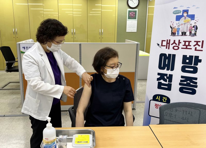 대상포진 예방백신을 접종하면 대상포진 발생 위험을 약 90%(싱그릭스주 기준) 낮출 뿐 아니라,<a href=