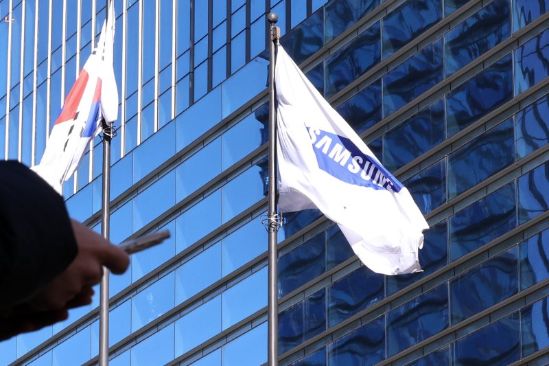 삼성전자가 창사 이래 처음으로 분기 영업이익 20조원을 돌파한 것으로 발표한 8일 서울 서초구 삼성전자 사옥에 삼성깃발이 펄럭이고 있다.뉴시스