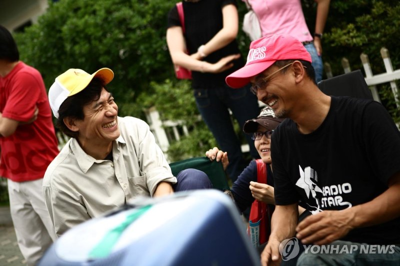 2006년 개봉한 영화 '라디오스타' 촬영장에서 이준익 감독과 대화하고 있는 안성기(왼쪽).연합뉴스