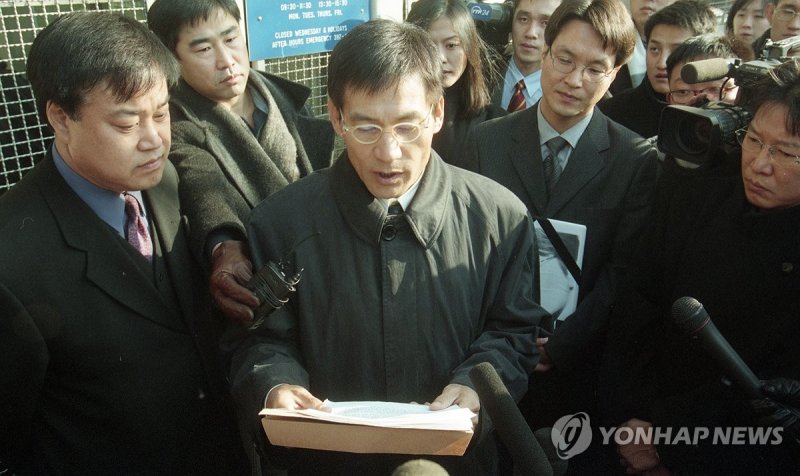 '스크린쿼터 폐·축소' 항의하는 배우 안성기.연합뉴스