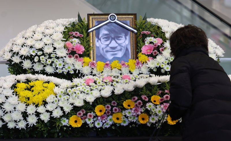 6일 서울 중구 서울영화센터에 마련된 배우 고(故) 안성기 추모 공간을 찾은 시민들이 조문하고 있다.뉴시스