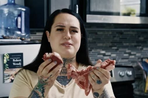 매일 900g의 생고기를 섭취하는 미국인 웬디 마샬씨.사진=미 케이블 채널 TLC 갈무리