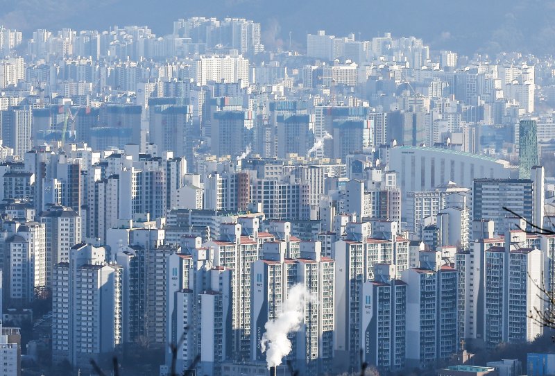 서울 중구 남산에서 서울시내 아파트가 보이고 있다./사진=뉴시스