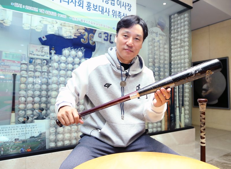 9일 대구 중구 동성로 올포스킨피부과의원에서 (재)이승엽야구장학재단 이승엽 이사장이 대구시의사회 홍보대사 위촉 기념 사인을 한 야구배트를 들어 보이고 있다.이날 대구시의사회 홍보대사로 위촉된 이승엽 이사장은 대구시