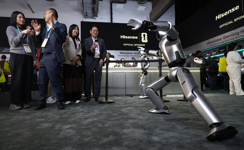 CES 개막일인 지난 6일(현지시간) 미국 네바다주 라스베이거스 컨벤션센터(LVCC) 중국 기업 하이센스 부스에서 '하이 로봇'이 무술 동작을 재현하고 있다.연합뉴스