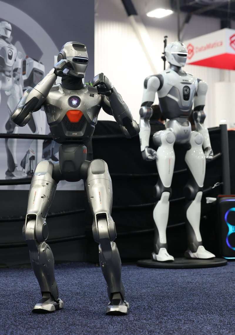 중국 로봇 기업 엔진AI부스에서 로봇이 격투 시연을 하고 있다.연합뉴스