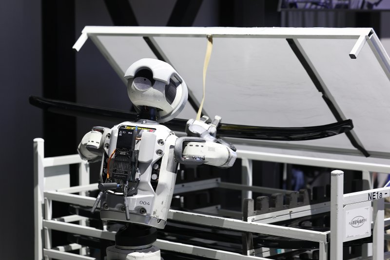 CES 개막 이틀째인 지난 7일(현지시간) 미국 네바다주 라스베이거스 컨벤션센터(LVCC) 현대자동차 부스에서 로봇 아틀라스가 부품 이동을 시연하고 있다 연합뉴스