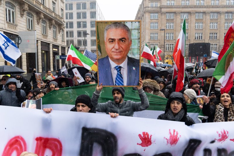 이란을 넘어 유럽 전역에서 반이란 정권 운동이 확산하는 가운데 10일(현지시간) 독일 프랑크푸르트에서 이란 정부를 규탄하는 시위가 열리고 있다.참가자들이 마지막 이란 국왕이었던 모하마드 레자 팔라비의 아들이자 이란