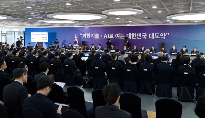 배경훈 부총리 겸 과학기술정보통신부 장관이 12일 국가과학기술연구회 등 과학기술 분야 출연연구기관과 공공기관 등 28개 산하 기관으로부터 업무보고를 받고 있다.이날 업무보고는 과기정통부 유튜브로 생중계 됐다.과학