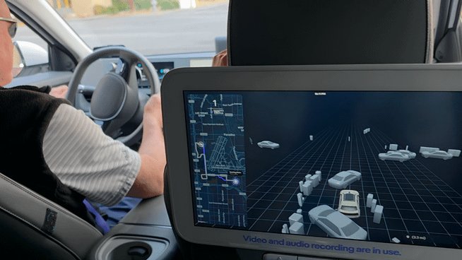 현대자동차그룹 자율주행 합작법인 모셔널의 아이오닉5 로보택시가 지난 8일(현지시간) 주행 도중 파악한 장애물을 무난히 피해 주행하고 있다.사진=김학재 기자