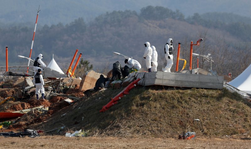 [무안=뉴시스] 김선웅 기자 = 2일 전남 무안국제공항 제주항공 여객기 참사 현장에서 항공·철도사고 조사위원회(ARAIB) 관계자들이 로컬라이저(방위각 표시 시설)가 설치된 콘크리트 둔덕을 조사하고 있다.2025.