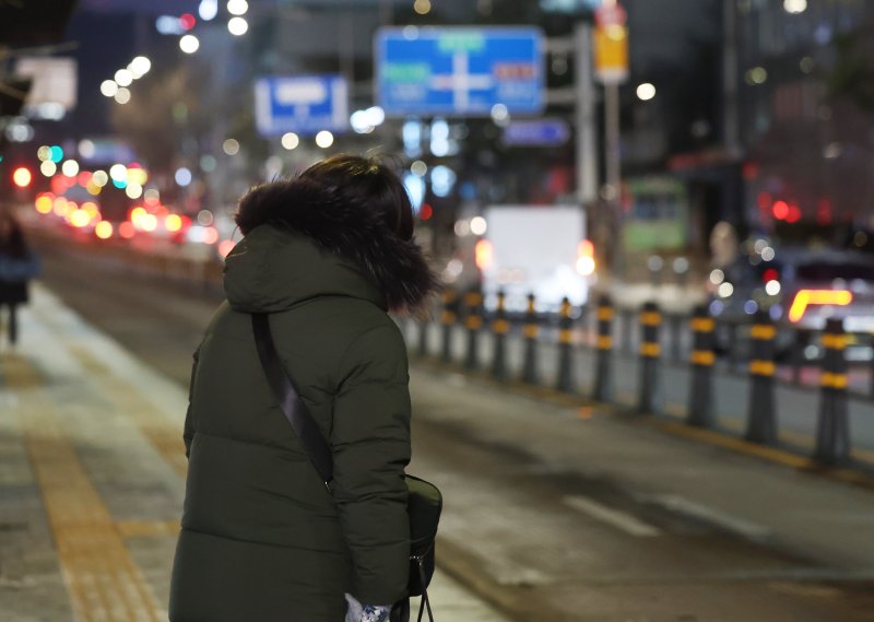 서울 시내버스 노동조합이 무기한 전면파업에 돌입한 13일 오전 서울 시내의 한 버스정류장에서 시민이 버스를 기다리고 있다.2026.1.13 /연합뉴스