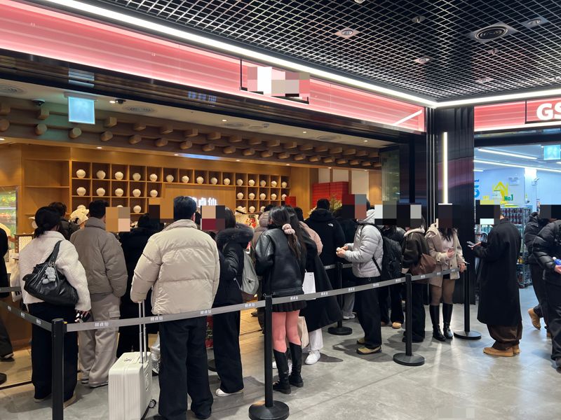 12일 오전 서울 용산구에 위치한 한 두바이 초콜릿 판매 매장에서 고객들이 줄을 서서 기다리고 있다.사진=박경호 기자