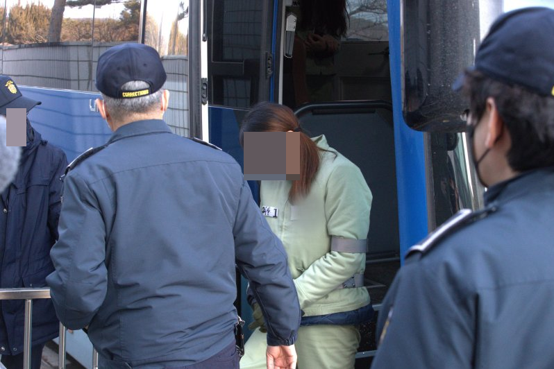 14일 오후 대구지법 안동지원에서 시험지 유출사건의 피고인인 학부모 A씨가 호송차량에서 내리고 있다./사진=뉴스1