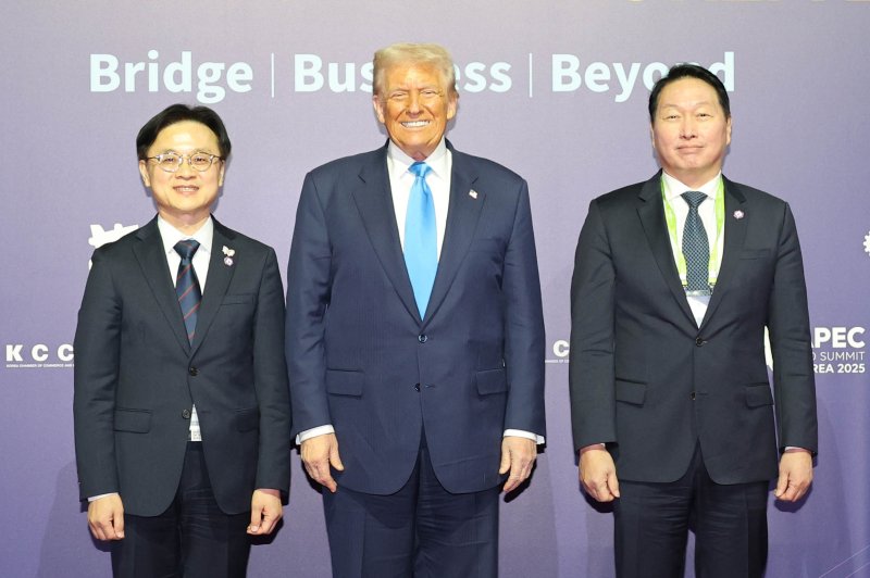 도널드 트럼프 미국 대통령이 지난해 10월 29일 경북 경주예술의전당에서 열린 아시아태평양경제협력체(APEC) CEO 써밋에서 특별연설을 하기 앞서 김정관 산업통상자원부 장관,최태원 대한상공회의소 회장과 기념촬영을