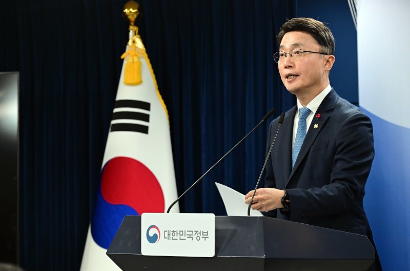 류제명 과학기술정보통신부 2차관이 15일 서울 종로구 정부서울청사에서 독자 AI 파운데이션 모델 프로젝트 1차 단계 평가 결과를 브리핑하고 있다.뉴스1