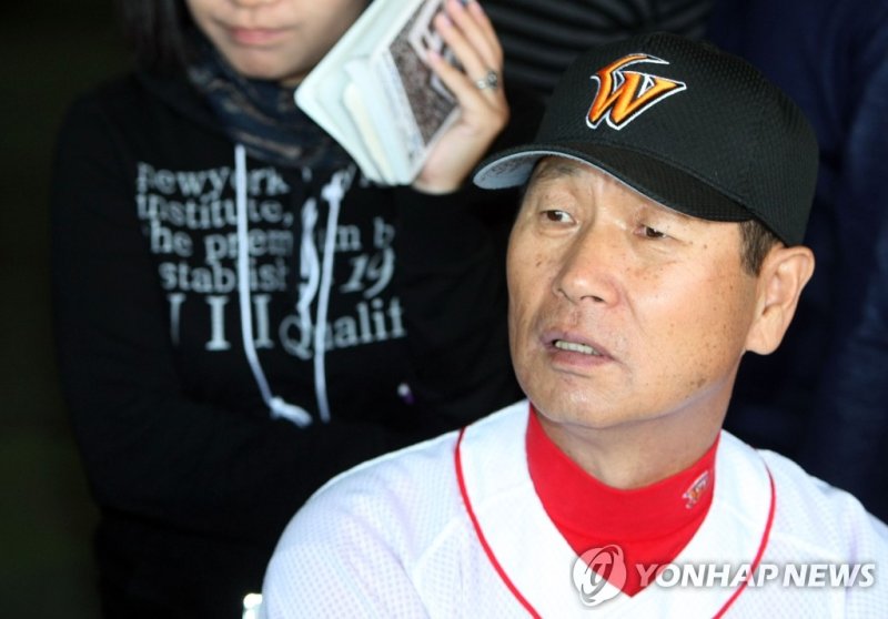 SK 와이번스 시절 현장에서 그라운드를 누비던 김성근 감독의 모습.연합뉴스