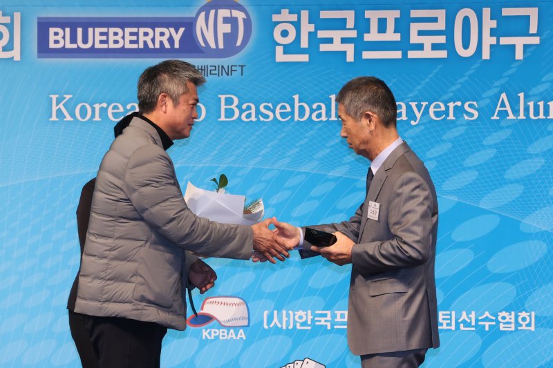 김성근 전 감독이 2일 강남구 리베라 호텔에서 열린 2022 제10회 한국프로야구 은퇴선수의 날 행사에서 공로패를 받고 있다.뉴시스