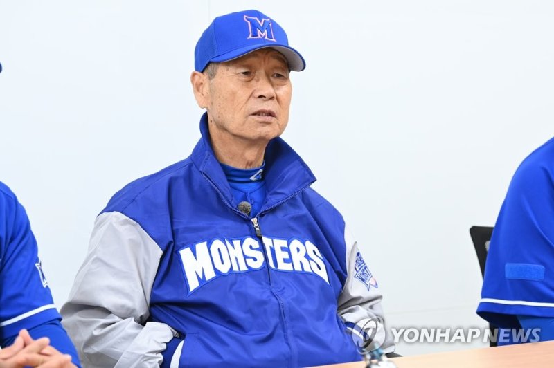 인터뷰하는 김성근 감독.연합뉴스