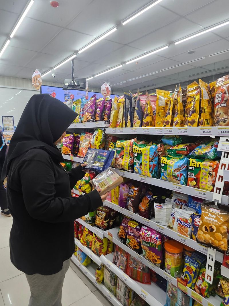 지난 16일 인도네시아 자카르타에 위치한 대형마트에서 한 인도네시아 소비자가 대상이 만든 인도네시아 김 현지 브랜드 '마마수카'의 제품을 자세히 살펴보고 있다.사진=아울리아 마울리다 함다니 통신원