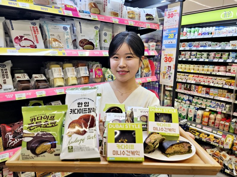 CU 모델이 두바이 초콜릿 계열의 새 디저트를 소개하고 있다.BGF리테일 제공