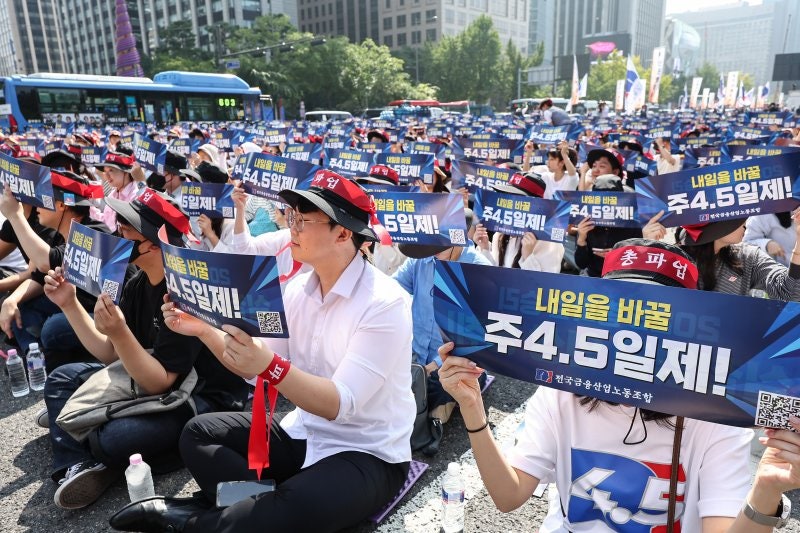 [단독]국민은행, 4.9일제 도입..."월 기본급 300%+600만원"