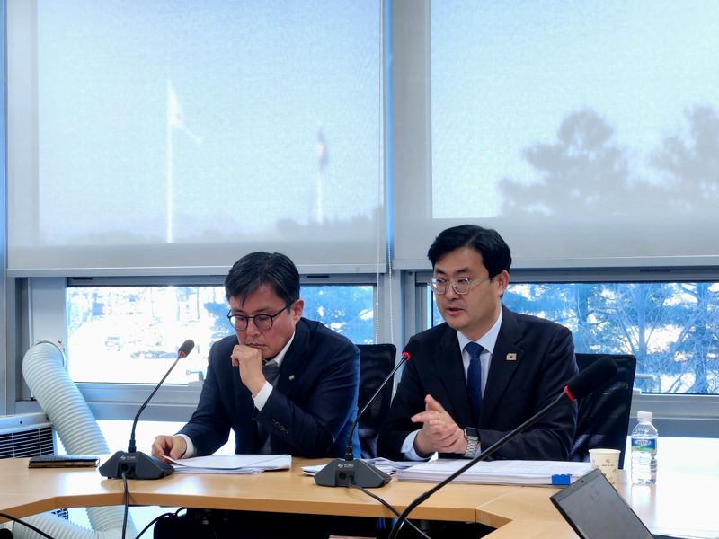 더불어민주당 디지털자산 태스크포스(TF) 소속인 안도걸 의원(왼쪽)과 이정문 의원이 20일 오후 서울 여의도 국회의원회관에서 열린 디지털자산TF 전체회의를 마친 뒤 기자들과 만나 질의응답을 진행하고 있다.사진=임상