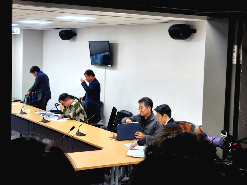 20일 오후 서울 여의도 국회의원회관에서 열린 디지털자산TF 전체회의가 열리기 전 참석자들이 회의를 준비하고 있다.사진=임상혁 기자