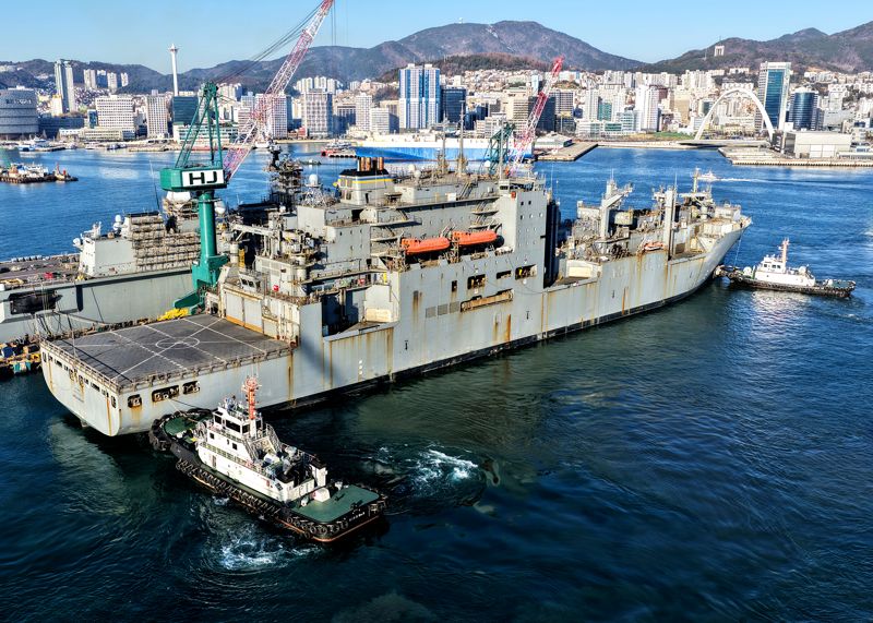 지난 12일 정비를 받기 위해 HJ중공업 영도조선소에 입항한 미 해군 군수지원함 아멜리아 에어하트호.HJ중공업 제공