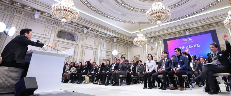 이재명 대통령이 21일 청와대 영빈관에서 열린 신년기자회견에서 취재진 질문을 받고 있다.연합뉴스