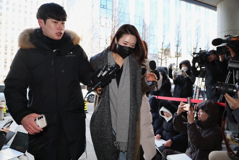 김병기 무소속 의원의 측근으로 알려진 이지희 동작구의회 부의장이 21일 서울 마포구 서울경찰청 광역수사단 공공범죄수사대에 정치자금법 위반 혐의로 조사를 받기 위해 출석하고 있다.이 부의장은 김 의원의 공천현금 수수