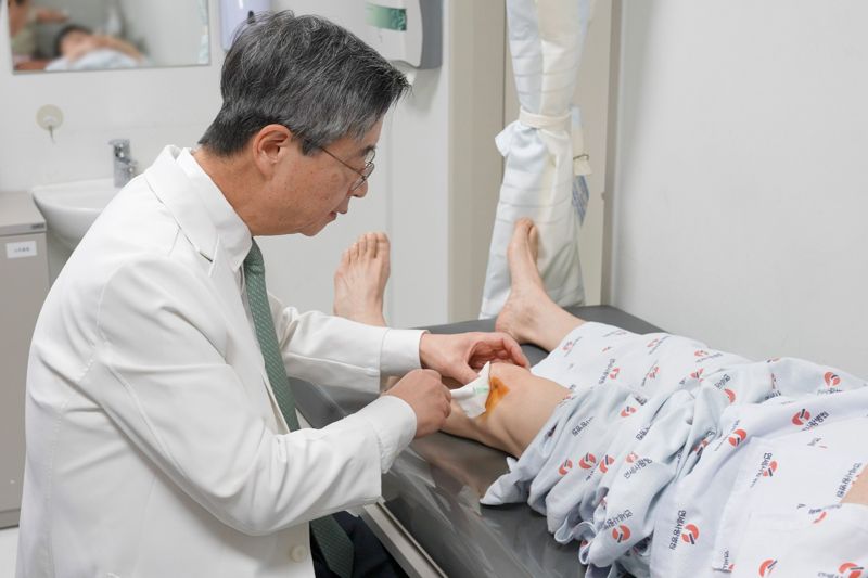 연세사랑병원 고용곤 병원장이 환자의 무릎 관절강내 SVF를 주사하고 있다.연세사랑병원 제공