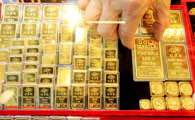 서울 종로구 한 금은방에서 직원이 골드바를 정리하고 있다.뉴스1