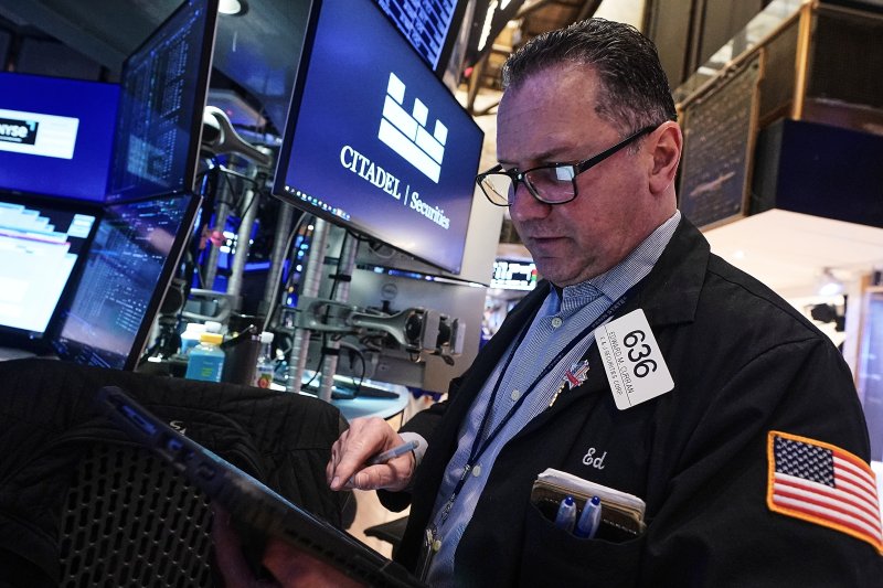 뉴욕 증시가 23일(현지시간) 이틀에 걸친 상승세를 접고 혼조세로 마감했다.이날 인텔은 공급 차질 우려 속에 17% 폭락했다.AP 연합