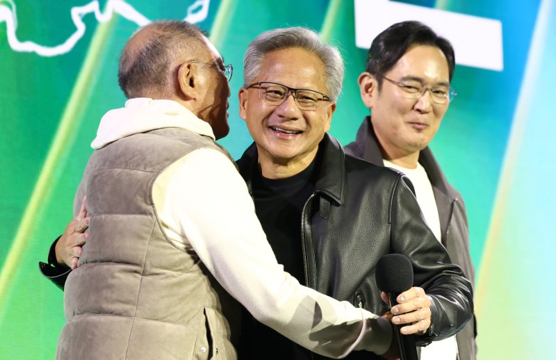 젠슨 황 엔비디아 최고경영자(CEO)와 이재용 삼성전자 회장,정의선 현대차그룹 회장이 지난해 10월 30일 서울 강남구 코엑스에서 열린 엔비디아 지포스 게이머 페스티벌에서 인사를 나누고 있다.공동취재단