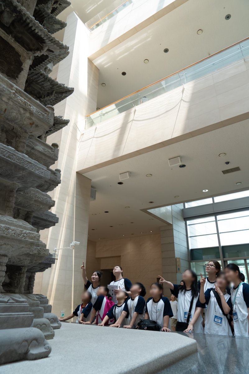 미래엔이 지난해 7월 25일 '미래엔 희망키움단' 3기 멘토·멘티와 함께 국립중앙박물관에서 여름방학 현장체험학습을 진행했다. 사진은 취약계층 초등학생 멘티와 교대·사범대·교육학과에 재학 중인 예비 교사 멘토가 박물관