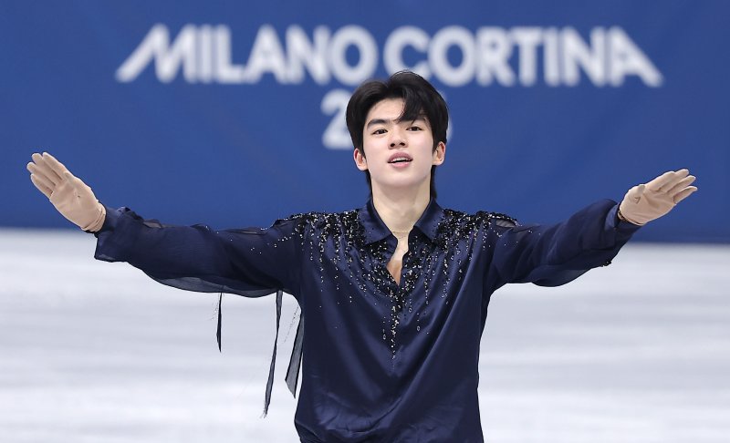 피겨 차준환이 7일(현지시간) 이탈리아 밀라노 아이스 스케이팅 아레나에서 열린 2026 밀라노·코르티나담페초 동계올림픽 피겨 스케이팅 팀 이벤트(단체전) 남자 싱글 쇼트 프로그램에서 연기를 마친 후 인사하고 있다.뉴